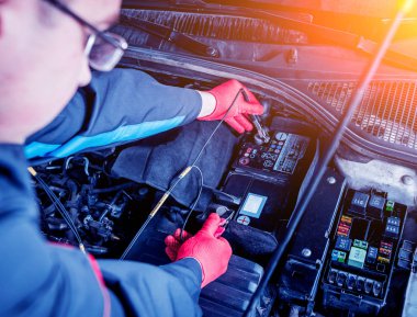 جرقه زدن سرباتری ماشین