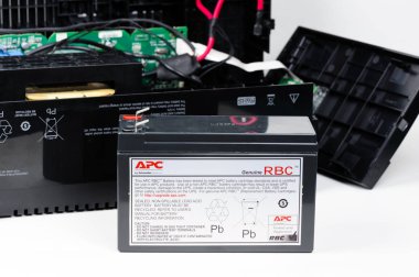 علائم خرابی باتری یو پی اس